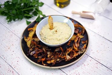 Chips d’épluchures de légumes et tartinade de haricots blancs